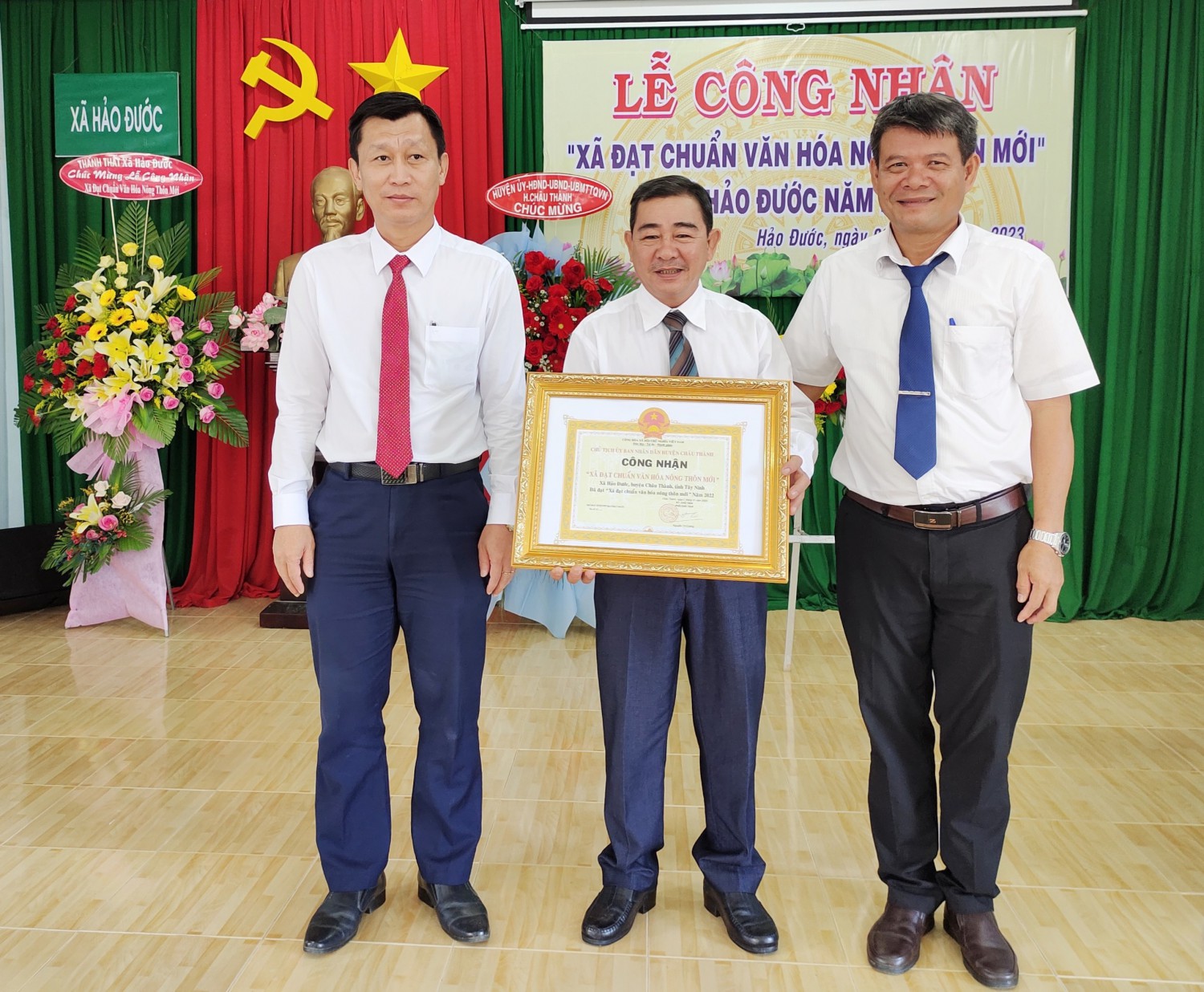 ông Nguyễn Trí Cường, Phó chủ tịch UBND huyện trao bảng công nhận xã đạt chuẩn văn hóa nông thôn mới cho xã Hảo Đước