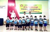 ông Nguyễn Thành Tiễn, Bí thư Huyện ủy Châu Thành trao học bổng cho các em học sinh