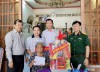 ông Võ Đức Trong, Phó chủ tịch thường trực UBND tỉnh cùng lãnh đạo huyện Châu Thành thăm tặng Mẹ VNAH Nguyễn Thị Chảy