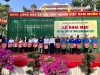 Đồng chí Nguyễn Trí Cường, Phó chủ tịch UBND huyện Châu Thành tặng cờ lưu niệm cho các tiểu trại