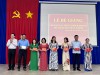 ông Nguyễn Văn Phước, Phó giám đốc phục trách Sở Giáo dục và đào tạo tỉnh trao chứng chỉ hoàn thành khóa học cho các học viên
