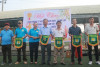 Bà Trần Thị Ngân Hà- Chi cục trưởng Chi cục Kiểm lâm tặng cờ lưu niệm cho các đội thi