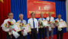 ông Nguyễn Hồng Thanh, Trưởng Ban nội chính Tỉnh ủy trao huy hiệu 60 va 55 tuổi đảng cho các đảng viên