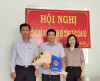 Phó Chủ tịch UBND huyện Châu Thành Nguyễn Trí Cường trao quyết định cho đồng chí Nguyễn Văn Chủng giữ chức Trưởng phòng nông nghiệp huyện
