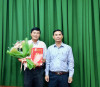 Phó Bí thư thường trực Huyện uỷ Châu Thành, Thân Văn Nhân trao quyết định cho đồng chí Trần Quang Vinh