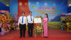 Bà Phan Thị Thu Cúc, Phó chánh văn phòng điều phối nông thôn tỉnh đã trao bằng công nhận xã đạt chuẩn xã nông thôn mới năm 2022 cho xã Đồng Khởi