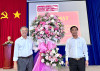 ông Thân Văn Nhân, Phó bí thư thường trực Huyện ủy Châu Thành (bên phải) tặng hoa chúc mừng Ban tuyên giáo Huyện ủy