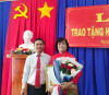ông Thân Văn Nhân - Phó Bí thư thường trực Huyện uỷ Châu Thành trao huy hiệu 50 năm tuổi Đảng được trao cho đảng viên Lê Thị Phúc