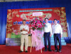 ông Nguyễn Thành Tiễn, Bí thư Huyện uỷ Châu Thành (bìa phải)  tặng hoa chúc mừng ngày Ngày sân khấu Việt Nam