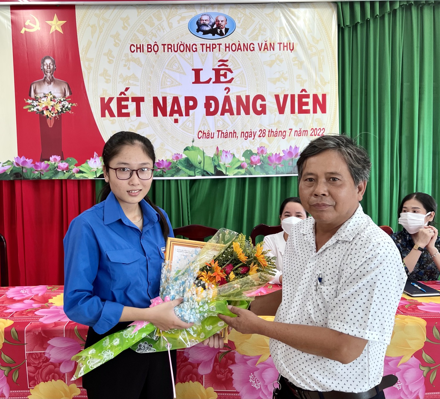 Chi bộ trường THPT Hoàng Văn Thụ: Tổ chức lễ kết nạp đảng cho học sinh