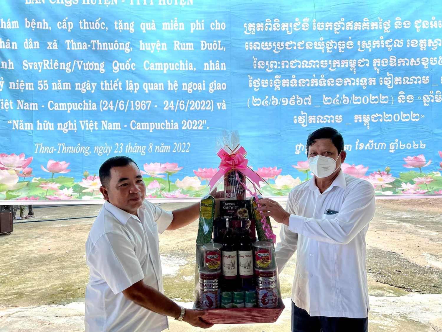 Châu Thành: Khám bệnh tặng quà cho người dân Campuchia