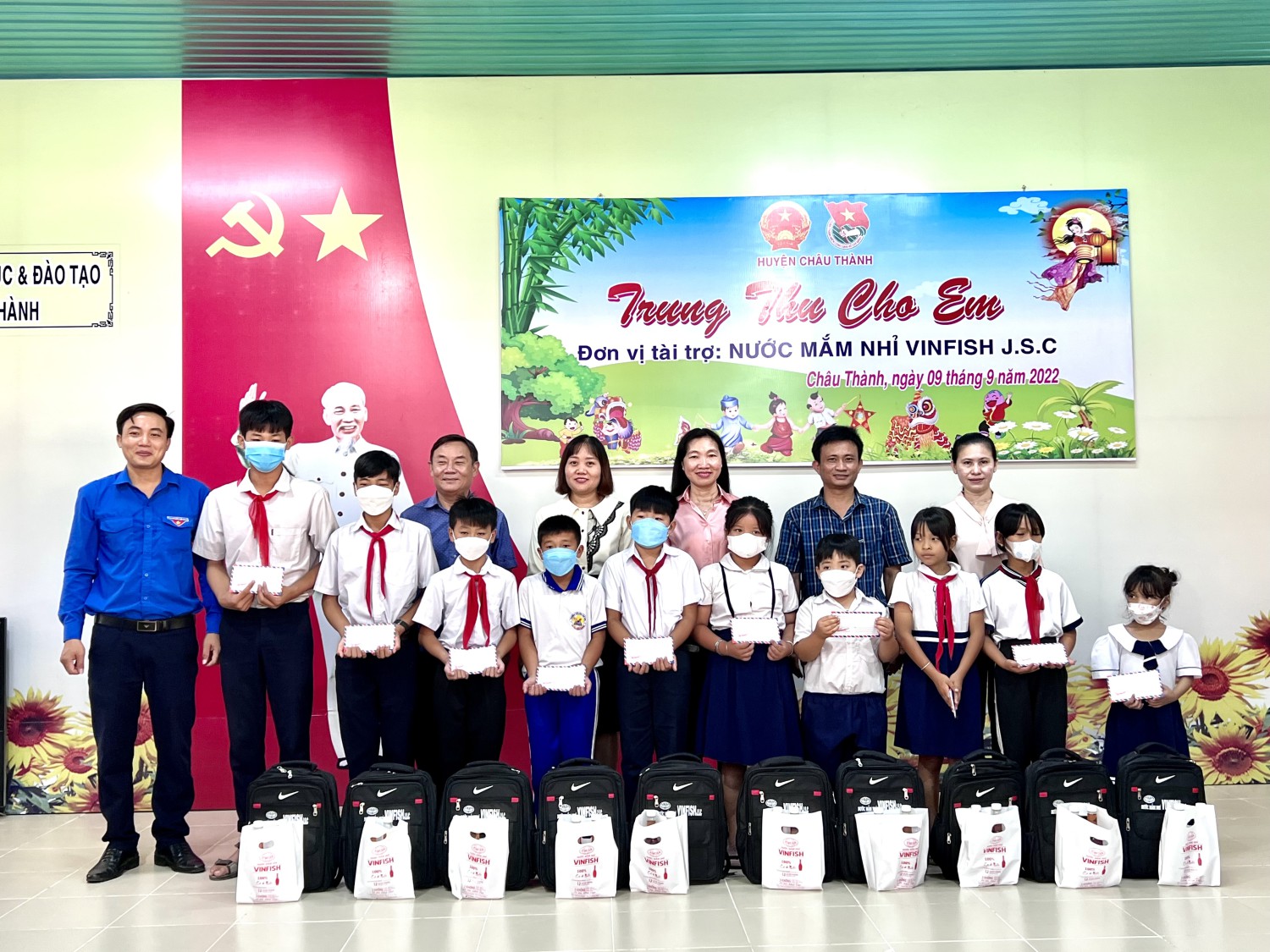 UBND huyện Châu Thành: Trao tặng 100 phần quà  trung thu cho trẻ em