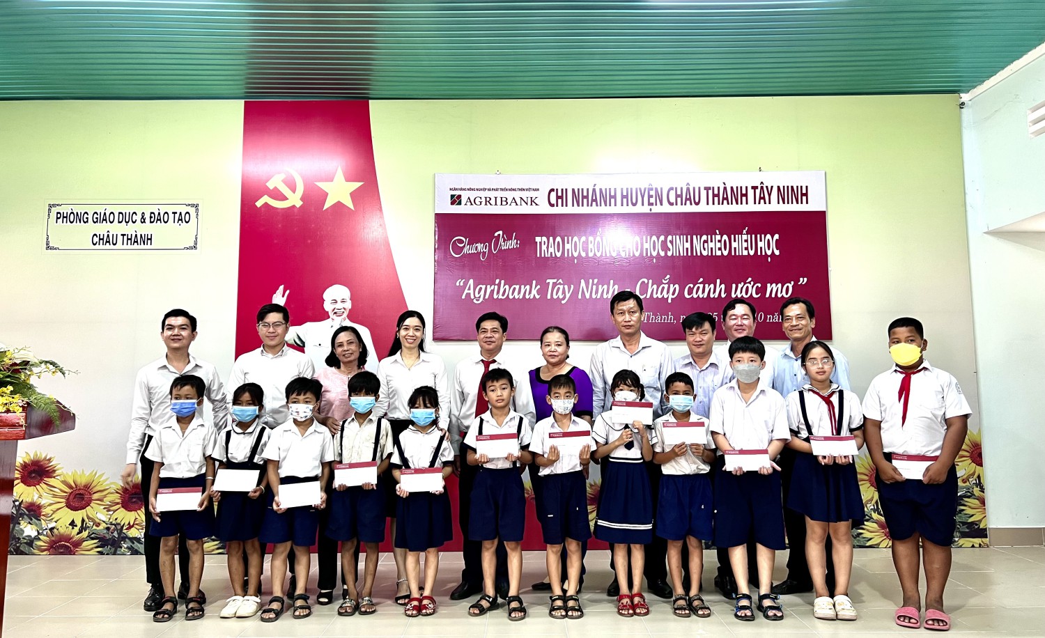 Agribank chi nhánh huyện Châu Thành, Tây Ninh: Trao học bổng chấp cánh ước mơ cho các em học sinh nghèo hiếu học