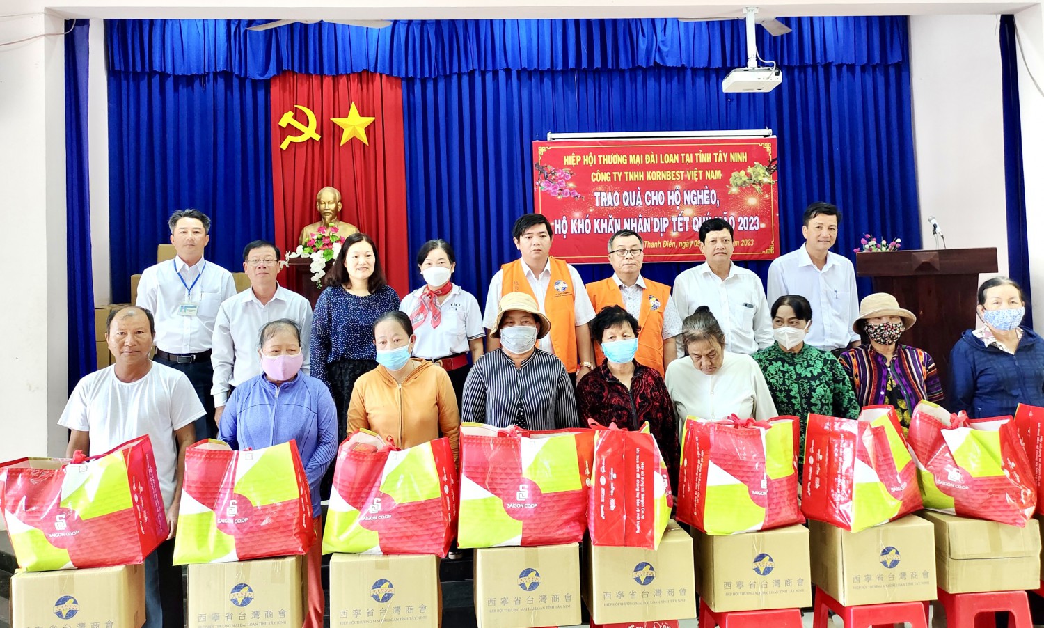 Châu Thành: Trao tặng 200 phần quà tết cho hộ nghèo, hộ có hoàn cảnh khó khăn