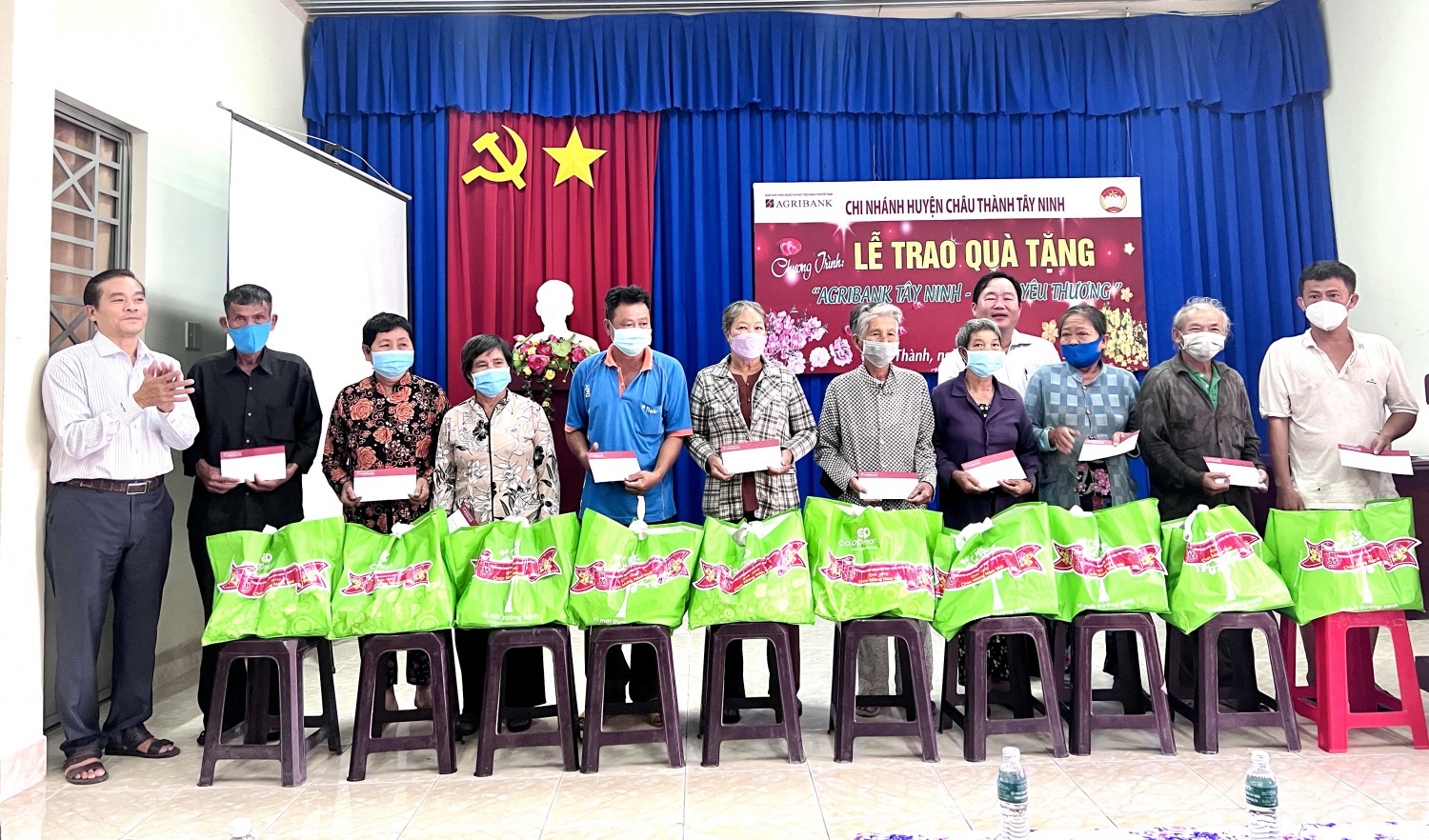 Agribank chi nhánh huyện Châu Thành, Tây Ninh: Trao tặng 75 phần quà tết cho người nghèo