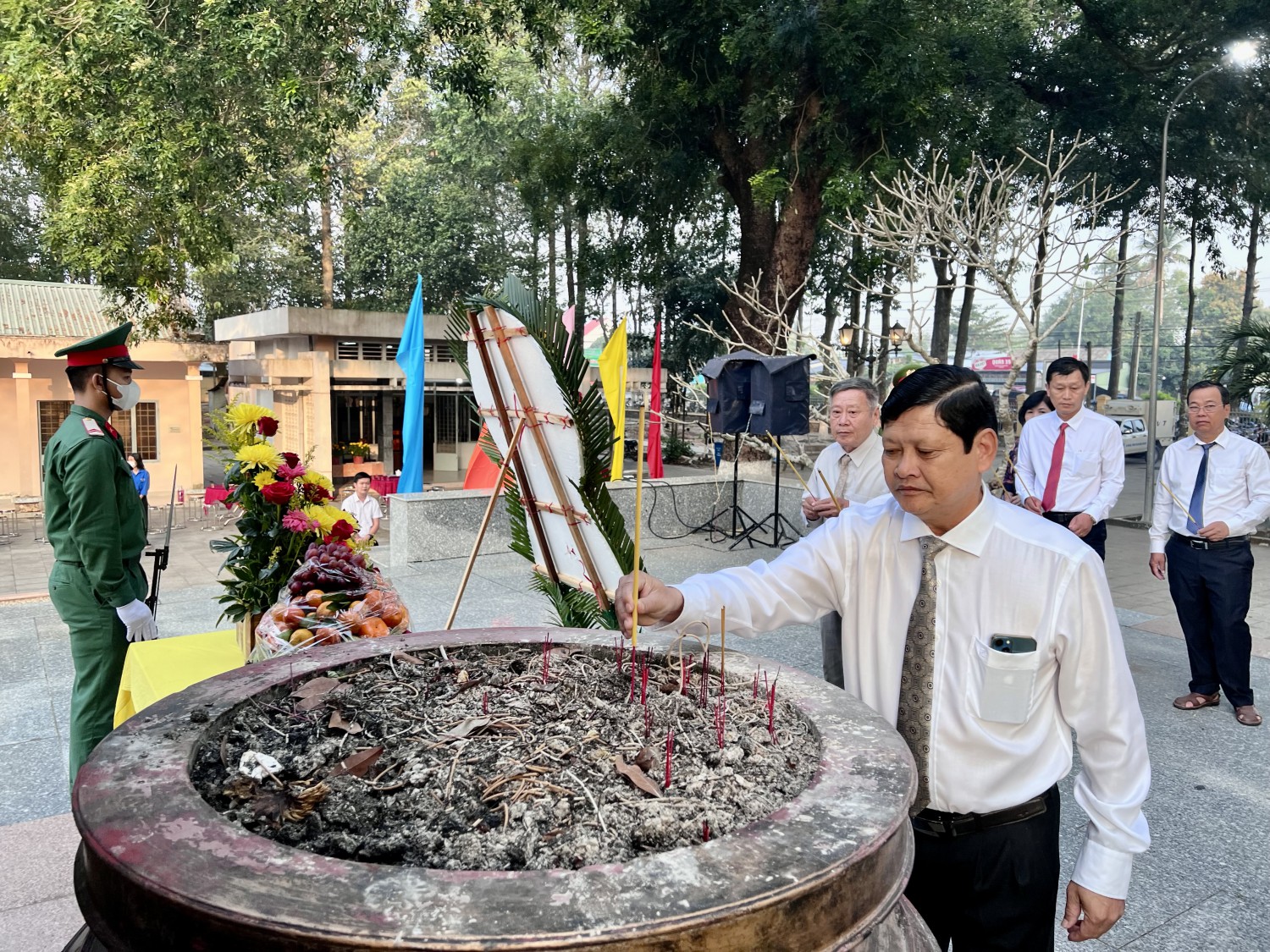 Bí thư Huyện ủy Châu Thành, Nguyễn Thành Tiễn thắp hương tại tượng đài liệt sĩ.