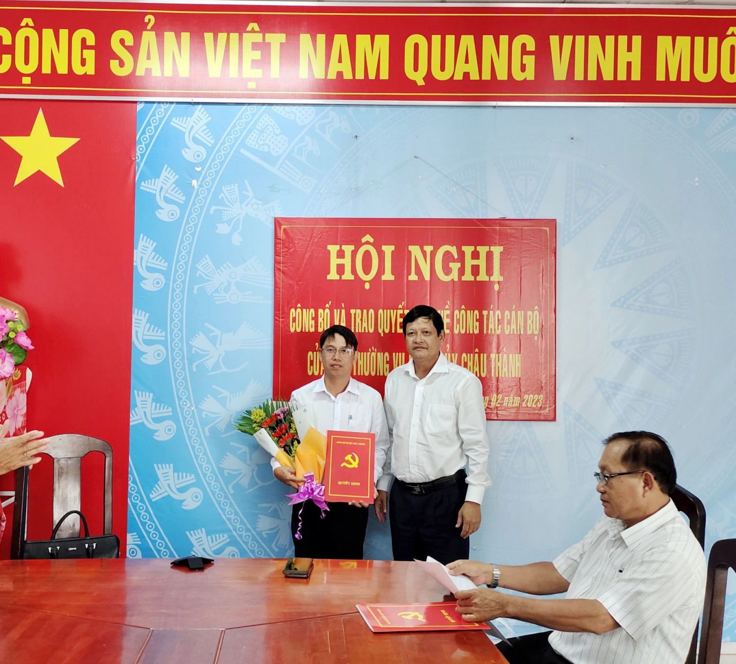 ông Nguyễn Thành Tiễn, Bí thư Huyện ủy Châu Thành trao quyết định cho đồng chí Nguyễn Văn Cường