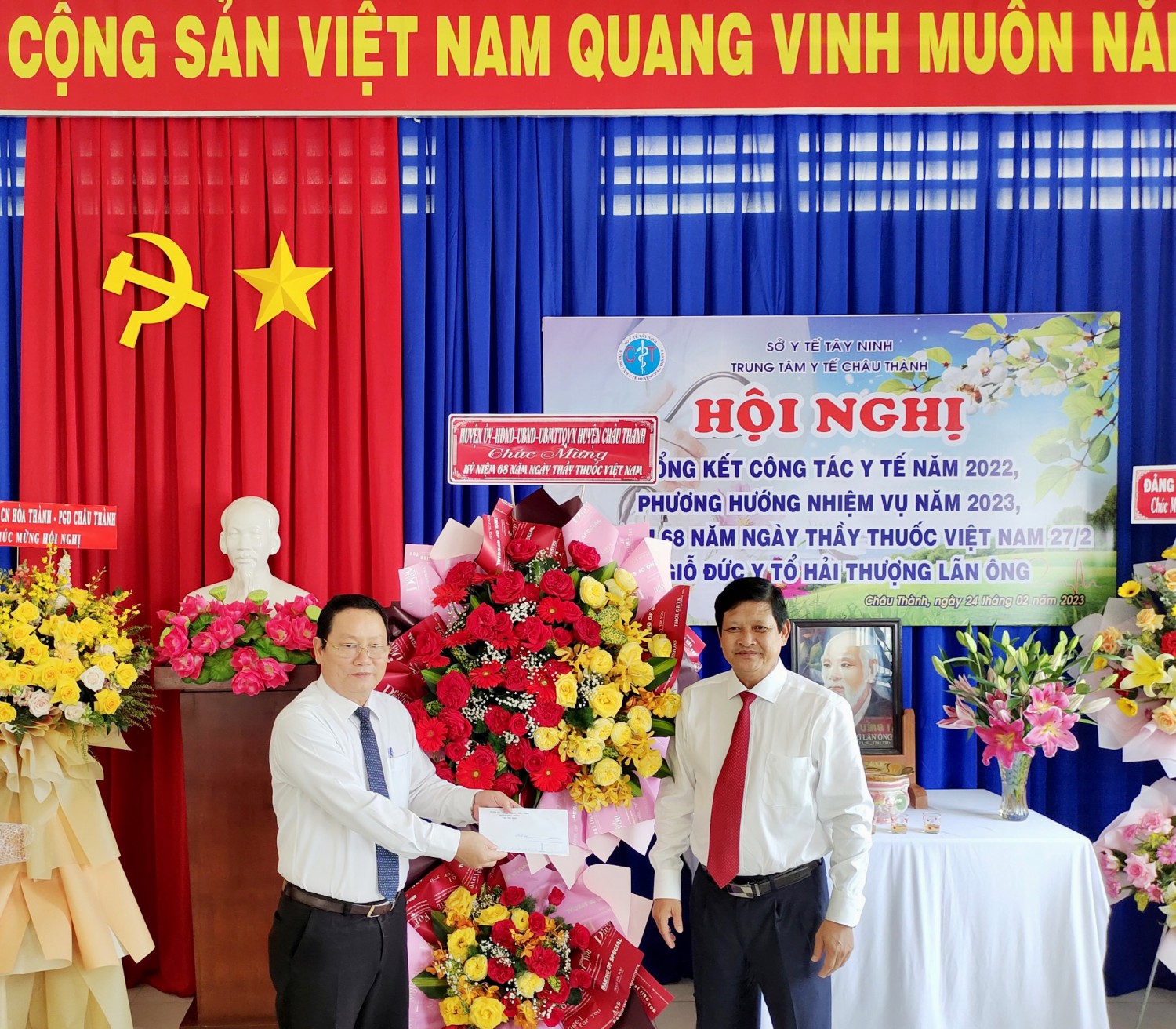 ông Nguyễn Thành Tiễn, Bí thư Huyện uỷ đã trao tặng lẵng hoa cho lãnh đạo