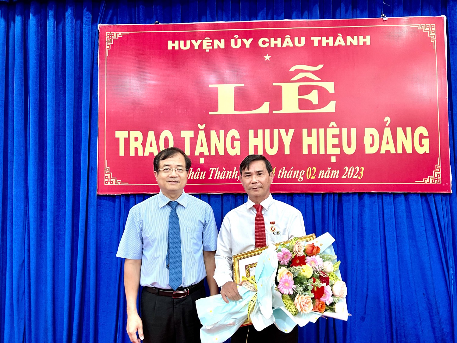 Đồng chí Nguyễn Hồng Thanh, Trưởng Ban nội chính Tỉnh ủy trao huy hiệu 30 năm tuổi đảng cho đồng chí Thân Văn Nhân