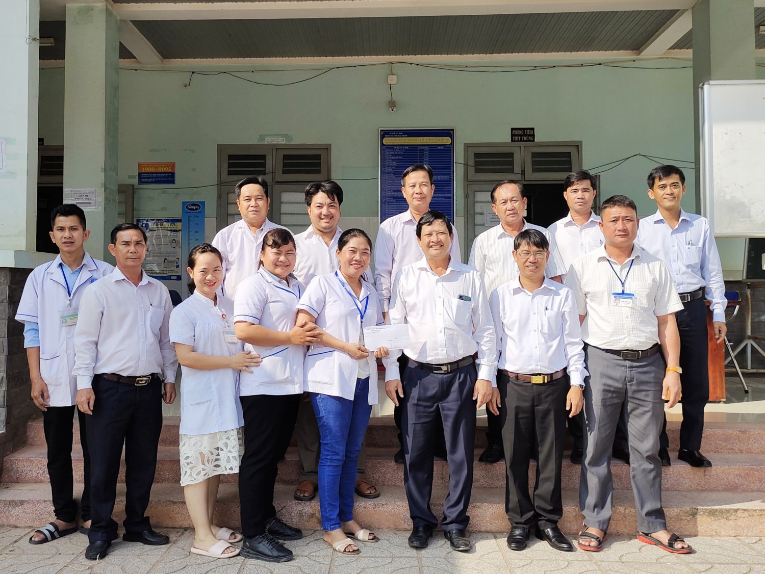 Châu Thành: Bí thư Huyện uỷ thăm và tặng quà Trạm y tế xã Phước Vinh