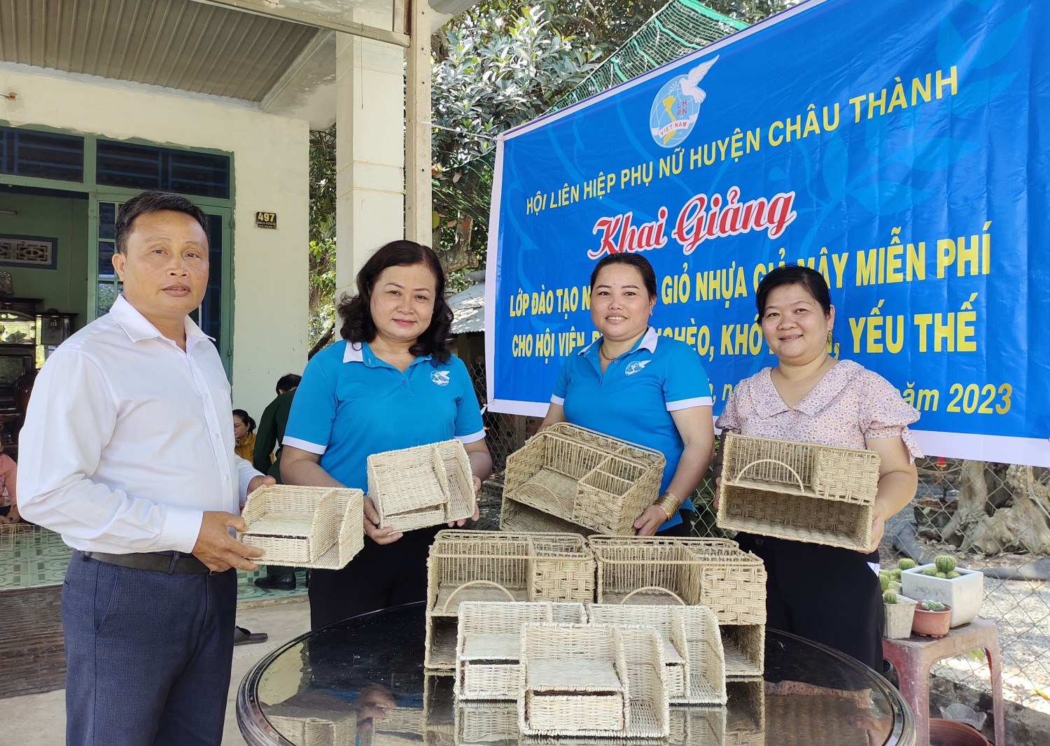 Hội LHPN huyện Châu Thành: Khai giảng lớp đào tạo nghề đan giỏ nhựa giả mây cho hội viên phụ nữ