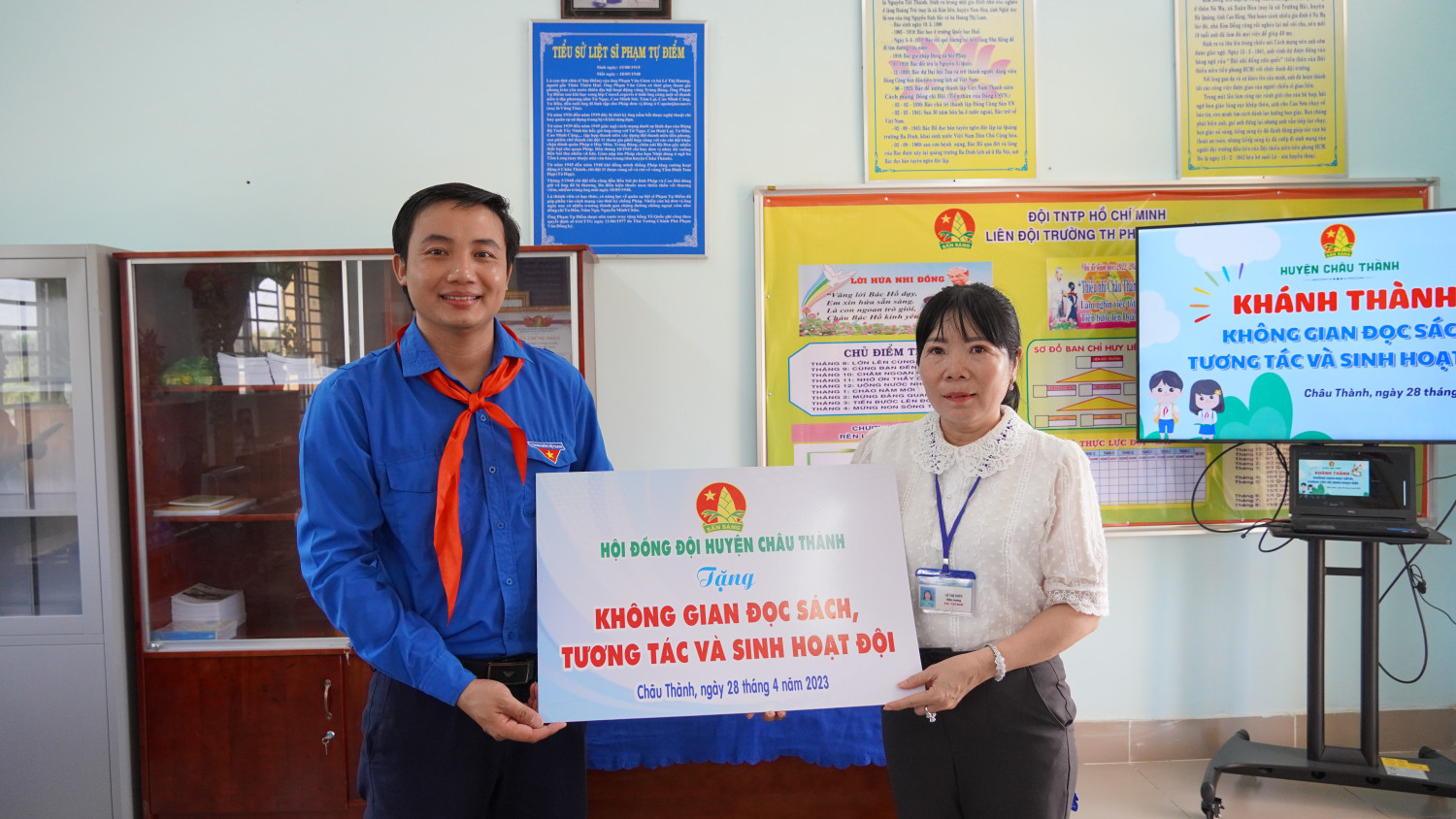 Anh Lê Đức Lập, Bí thư Huyện đoàn Châu Thành, Chủ tịch Hội đồng đội huyện trao bảng tượng trưng cho BGH nhà trường