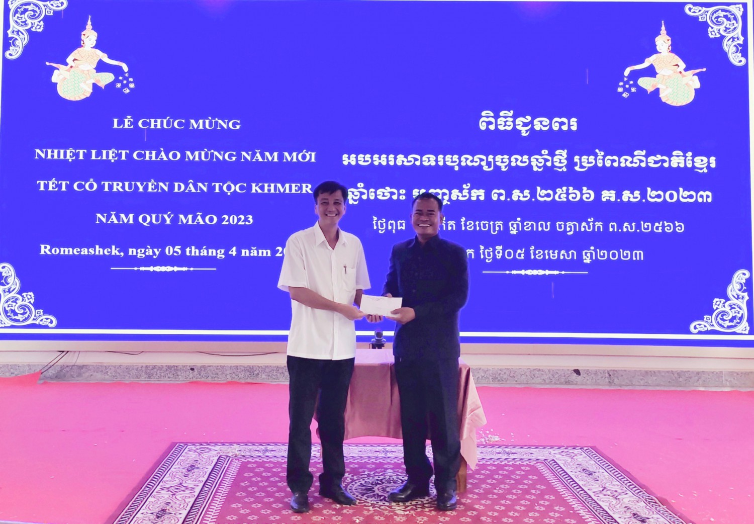 ông Lê Ngọc Ẩn, Chủ tịch UBND huyện Châu Thành (bên trái) tặng quà cho lãnh đạo huyện Romehec