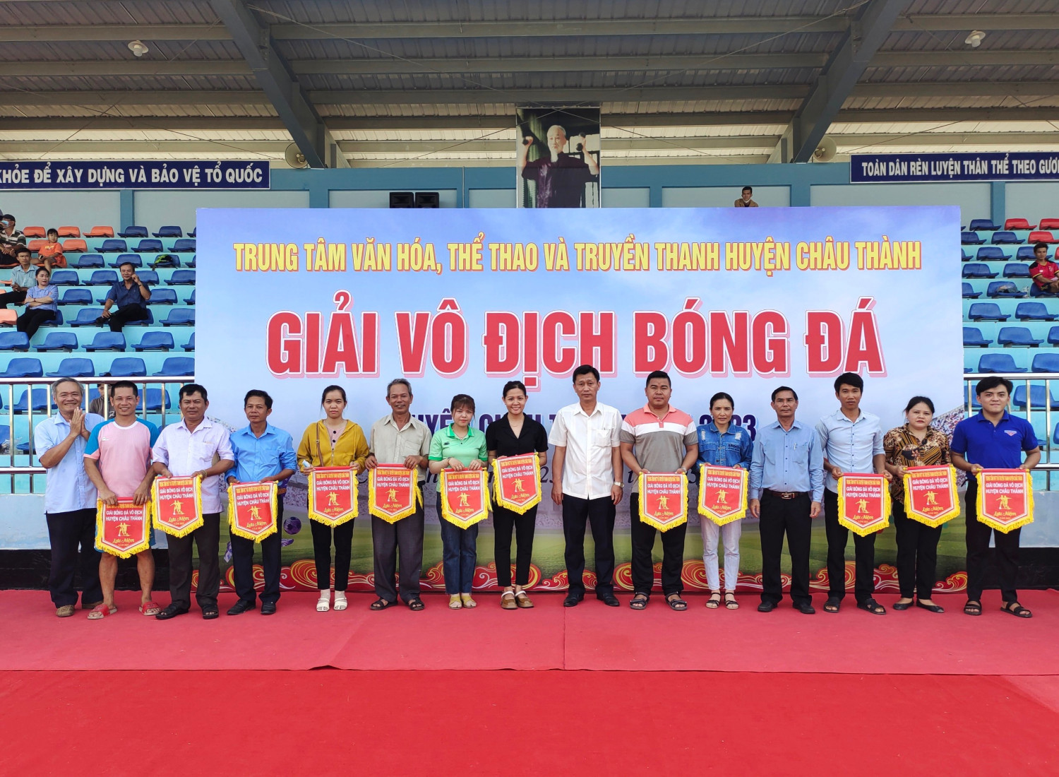 Lãnh đạo huyện Châu Thành trao cờ lưu niệm cho các đội bóng tham gia giải bóng đá huyện