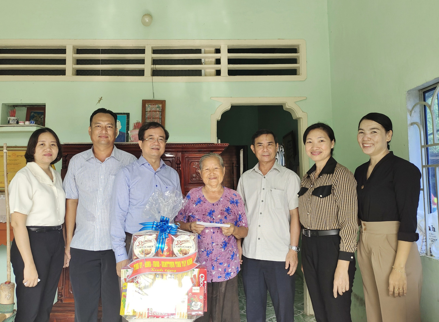 Trưởng ban Nội chính Tỉnh uỷ tặng quà cho bà Trần Thị Thậm