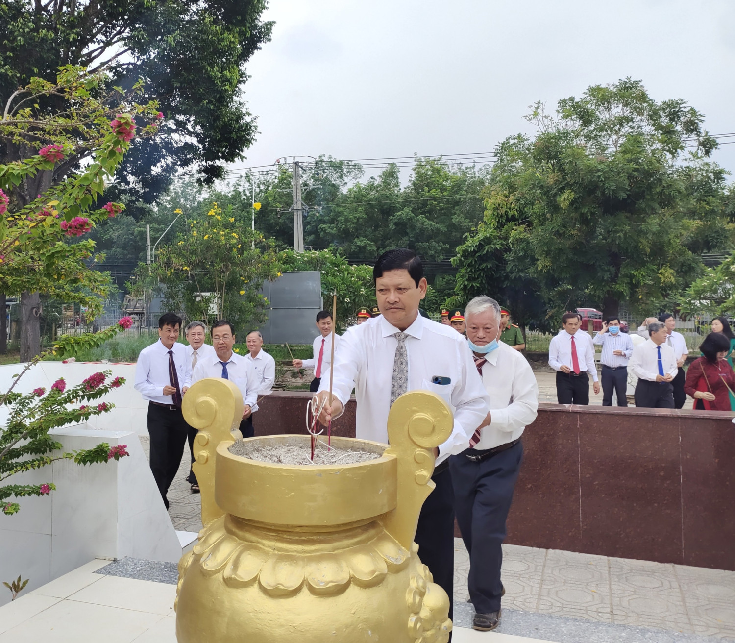 Ông Nguyễn Thành Tiễn - Tỉnh uỷ viên, Bí thư Huyện uỷ Châu Thành thắp hương tại tượng đài Hoàng Lê Kha