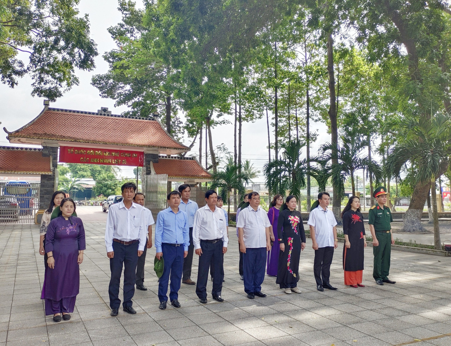 Đoàn cán bộ tỉnh Hải Dương đến viếng Nghĩa trang liệt sỹ huyện Châu Thành