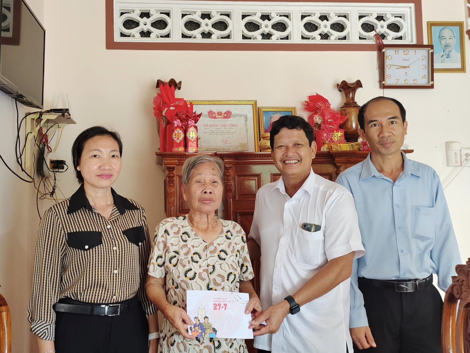 Đồng chí Nguyễn Thành Tiễn, Bí thư Huyện uỷ Châu Thành thăm và tặng quà cho gia đình chính sách trên địa bàn xã Phước Vinh