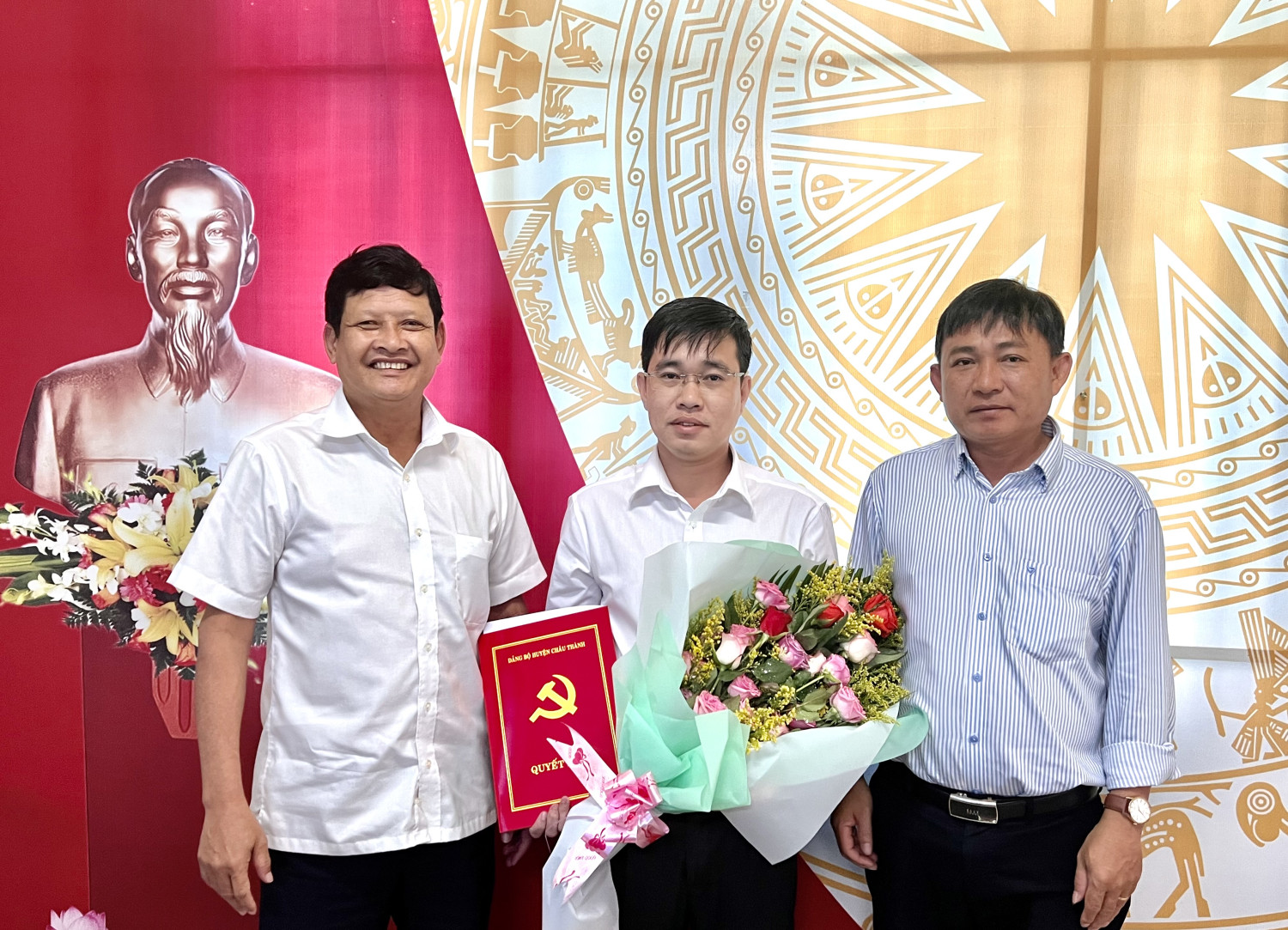 ông Nguyễn Thành Tiễn, Bí thư Huyện ủy Châu Thành (bên trái) trao quyết định cho đồng chí Phạm Thanh Phong