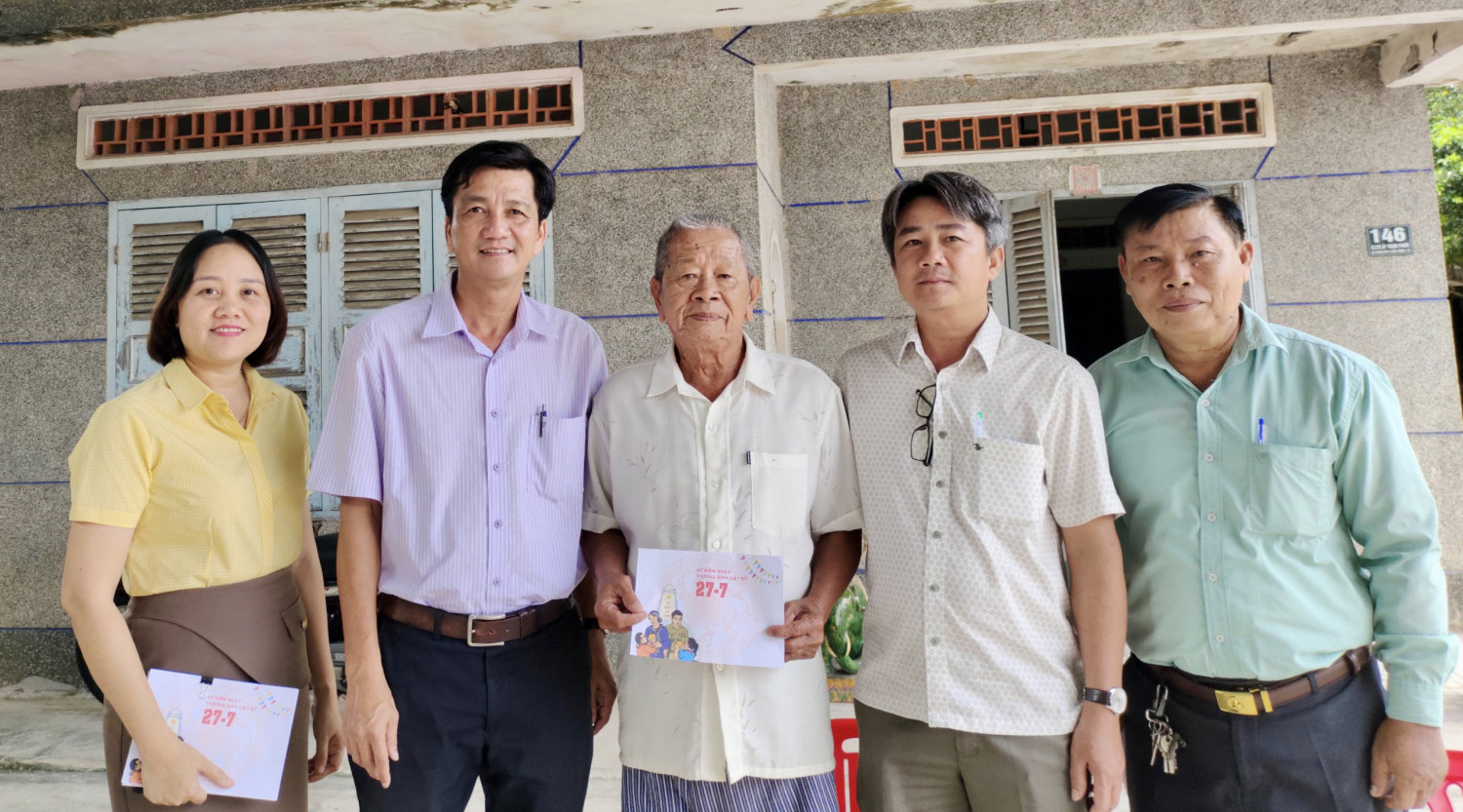 ông Lê Ngọc Ẩn, Chủ tịch UBND huyện Châu Thành cùng lãnh đạo địa phương thăm tặng quà cho gia đình chính sách tại Thanh Điền