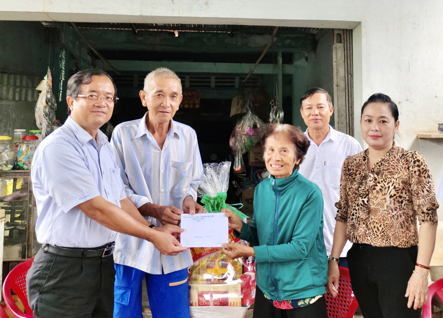 Đồng chí Nguyễn Hồng Thanh, Trưởng ban Nội chính Tỉnh uỷ cùng lãnh đạo huyện Châu Thành tặng quà gia đình chính sách xã Trí Bình