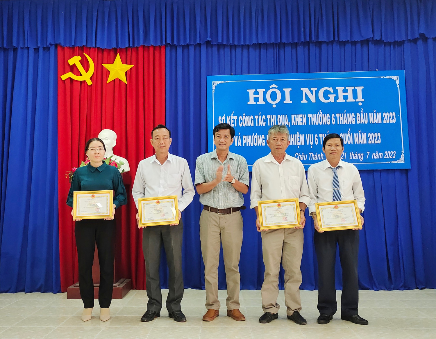 Chủ tịch UBND huyện Châu Thành Lê Ngọc Ẩn khen thưởng cho các tập thể