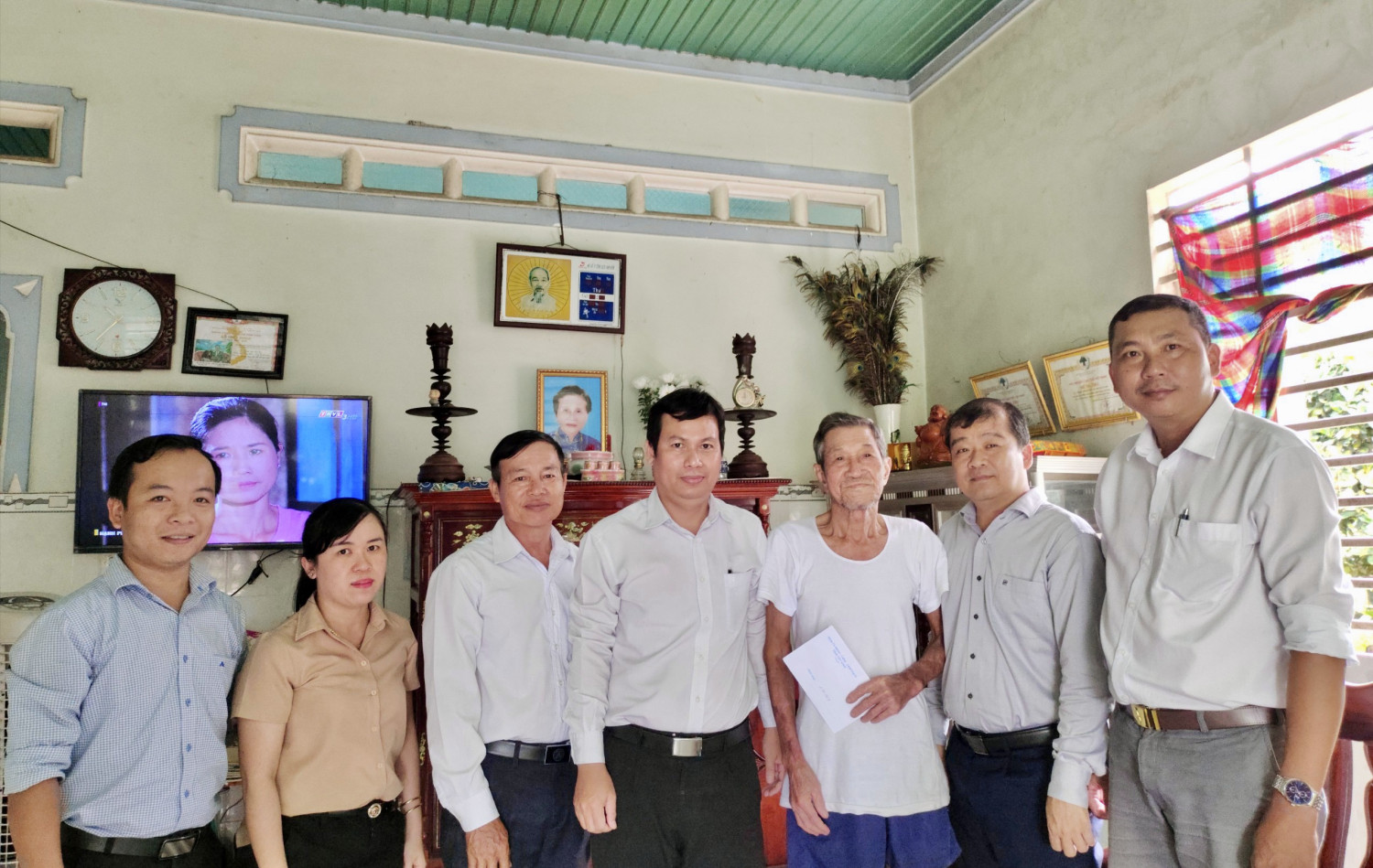Đồng chí Võ Đức Trong, Uỷ viên Ban Thường vụ Tỉnh uỷ, Phó Chủ tịch thường trực UBND tỉnh cùng lãnh đạo huyện Châu Thành thăm tặng quà gia đình chính sách tại xã An Bình