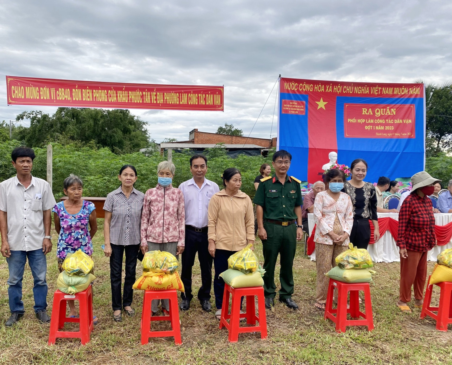 Trung tá Lê Việt Thắng - Chỉ huy trưởng BCHQS huyện cùng lãnh đạo địa phương tặng quà cho gia đình chính sách, người có hoàn cảnh khó khăn tại buổi lễ ra quân