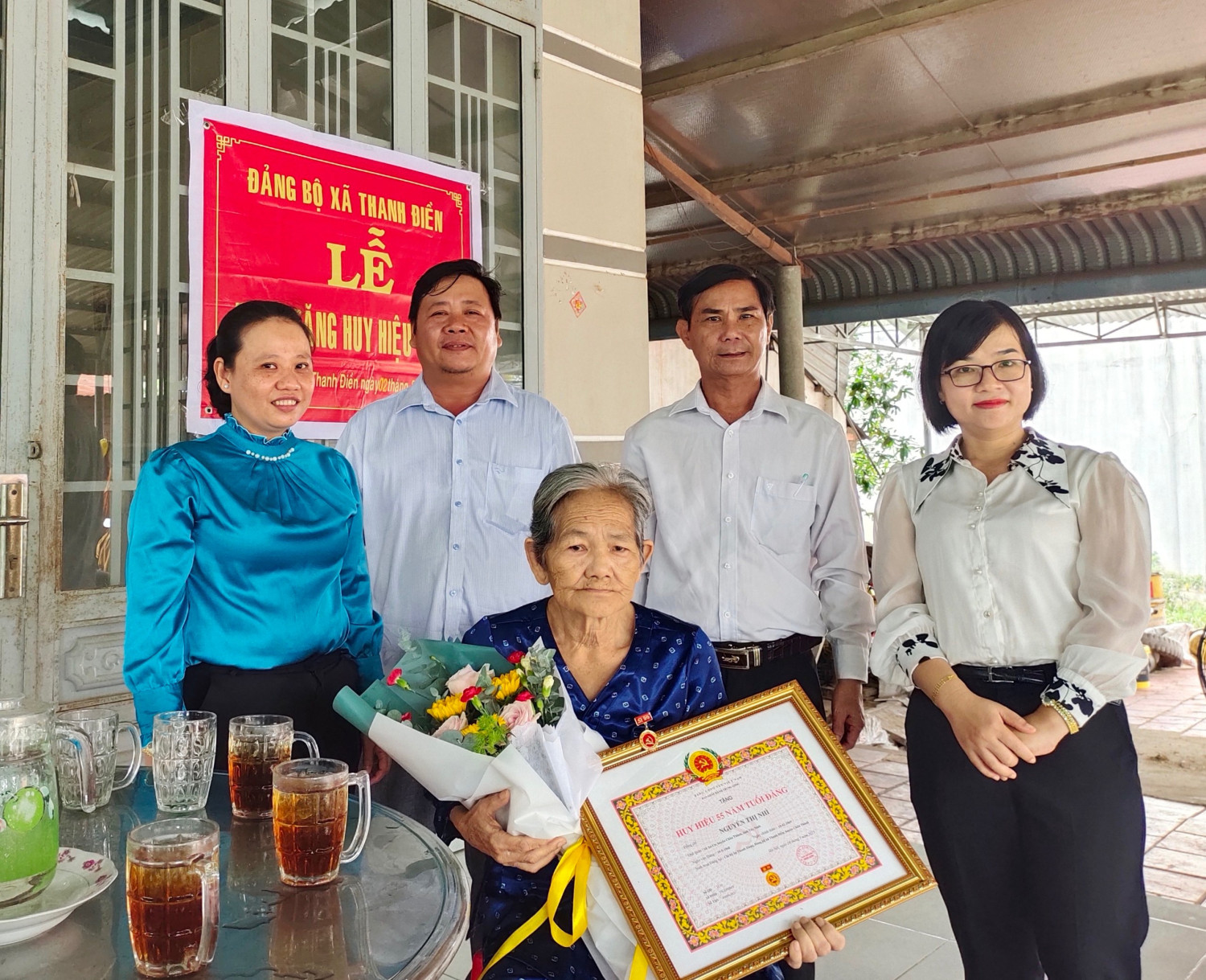Huyện uỷ Châu Thành: Trao Huy hiệu 55 năm tuổi Đảng cho các đảng viên tại Đảng bộ xã Phước Vinh và Thanh Điền