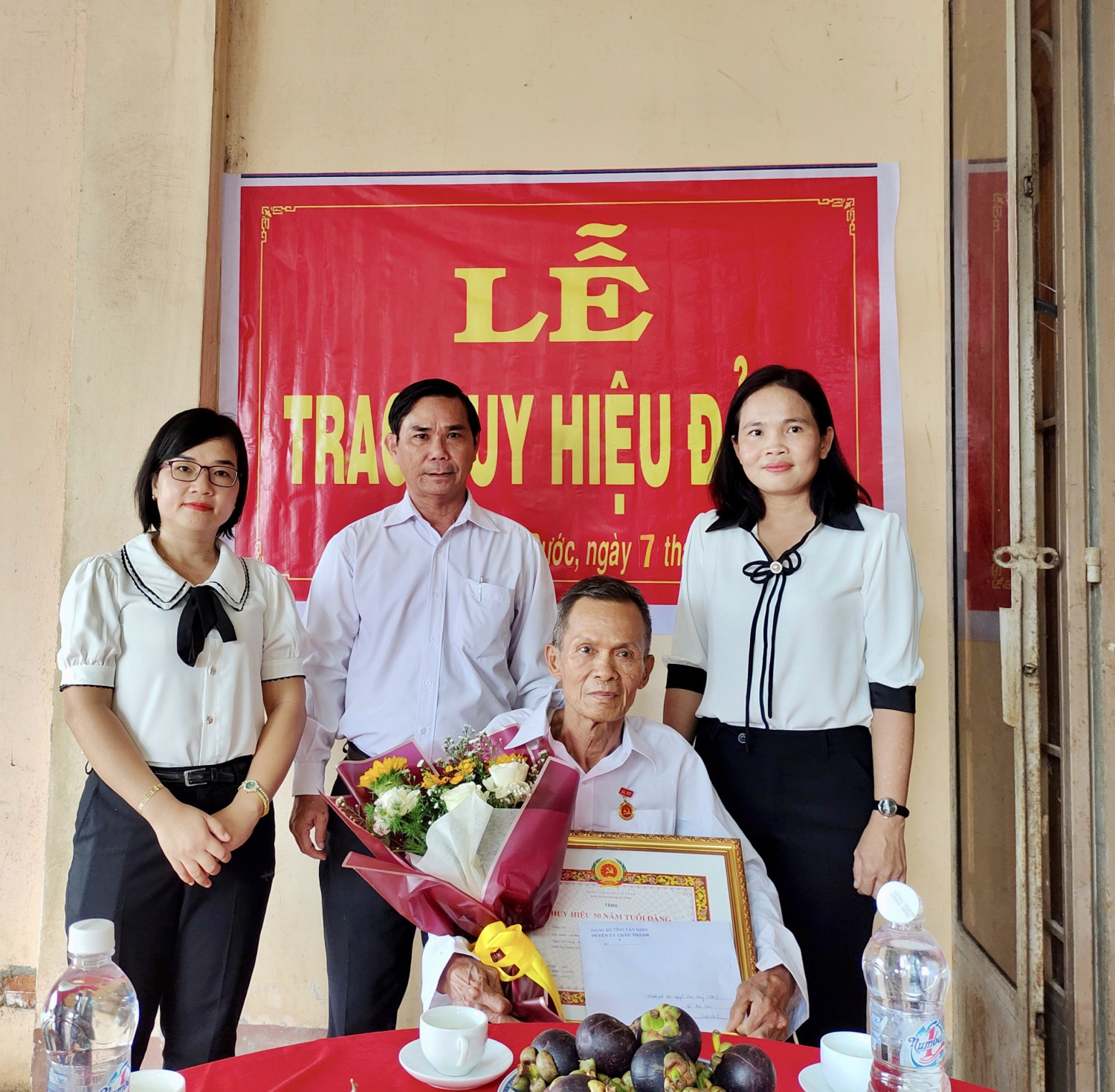 ông Thân Văn Nhân, Phó Bí thư thường trực Huyện uỷ Châu Thành trao huy hiệu 50 năm tuổi Đảng cho đảng viên Nguyễn Văn Đúng