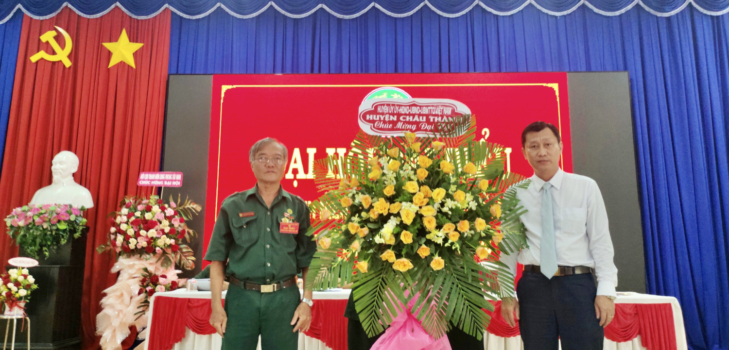ông Nguyễn Trí Cường, Phó Chủ tịch UBND huyện Châu Thành tặng hoa chúc mừng đại hội