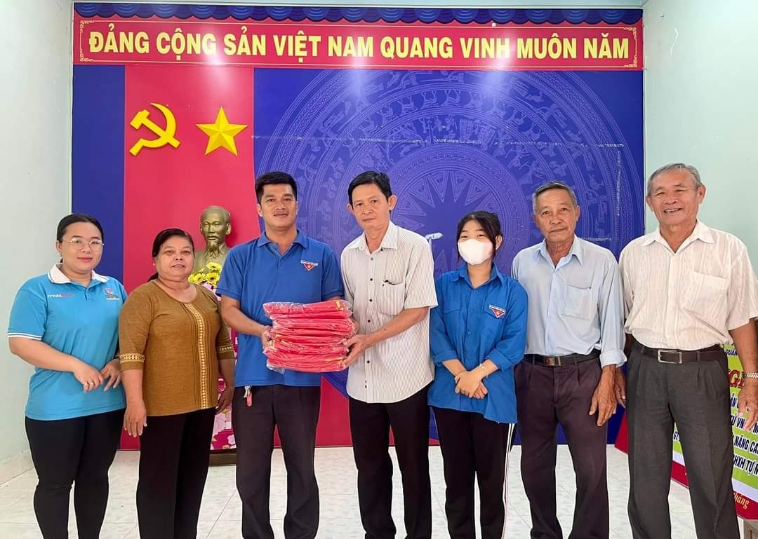 Xã Thái Bình: Trao tặng 100 lá cờ Tổ quốc cho ấp Tam Hạp