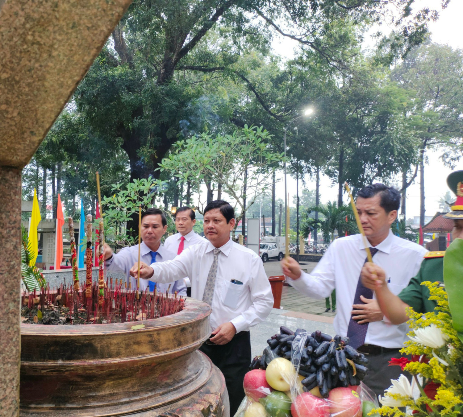 Châu Thành: Viếng nghĩa trang liệt sĩ huyện Châu Thành