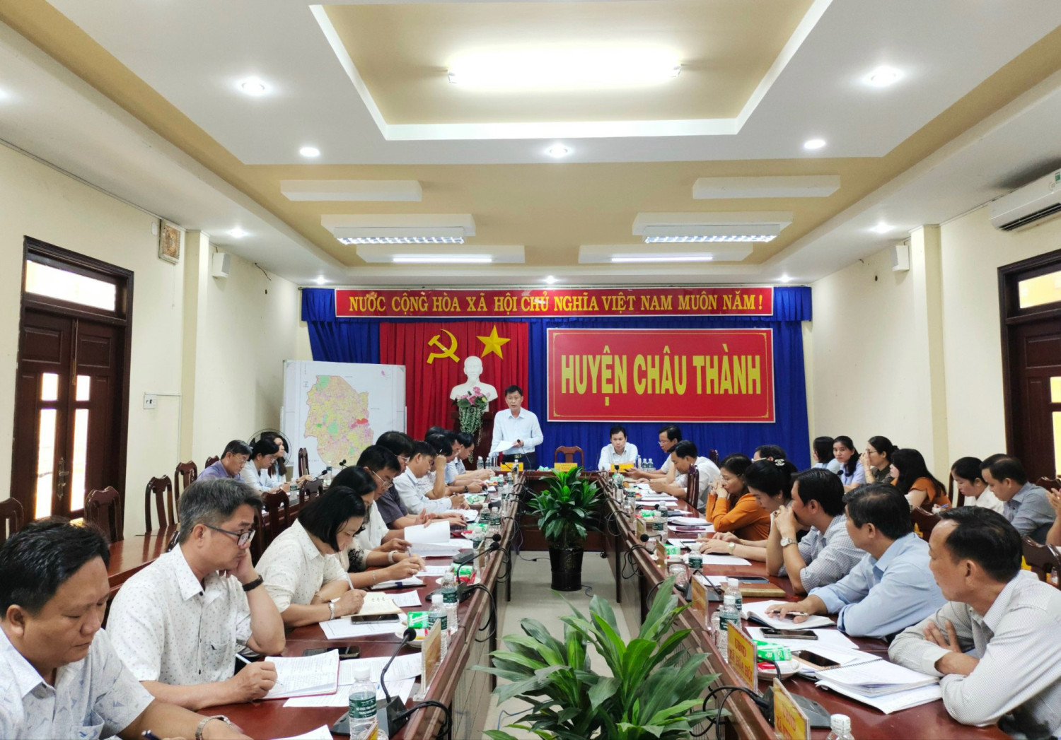 UBND huyện Châu Thành họp định kỳ tháng 10