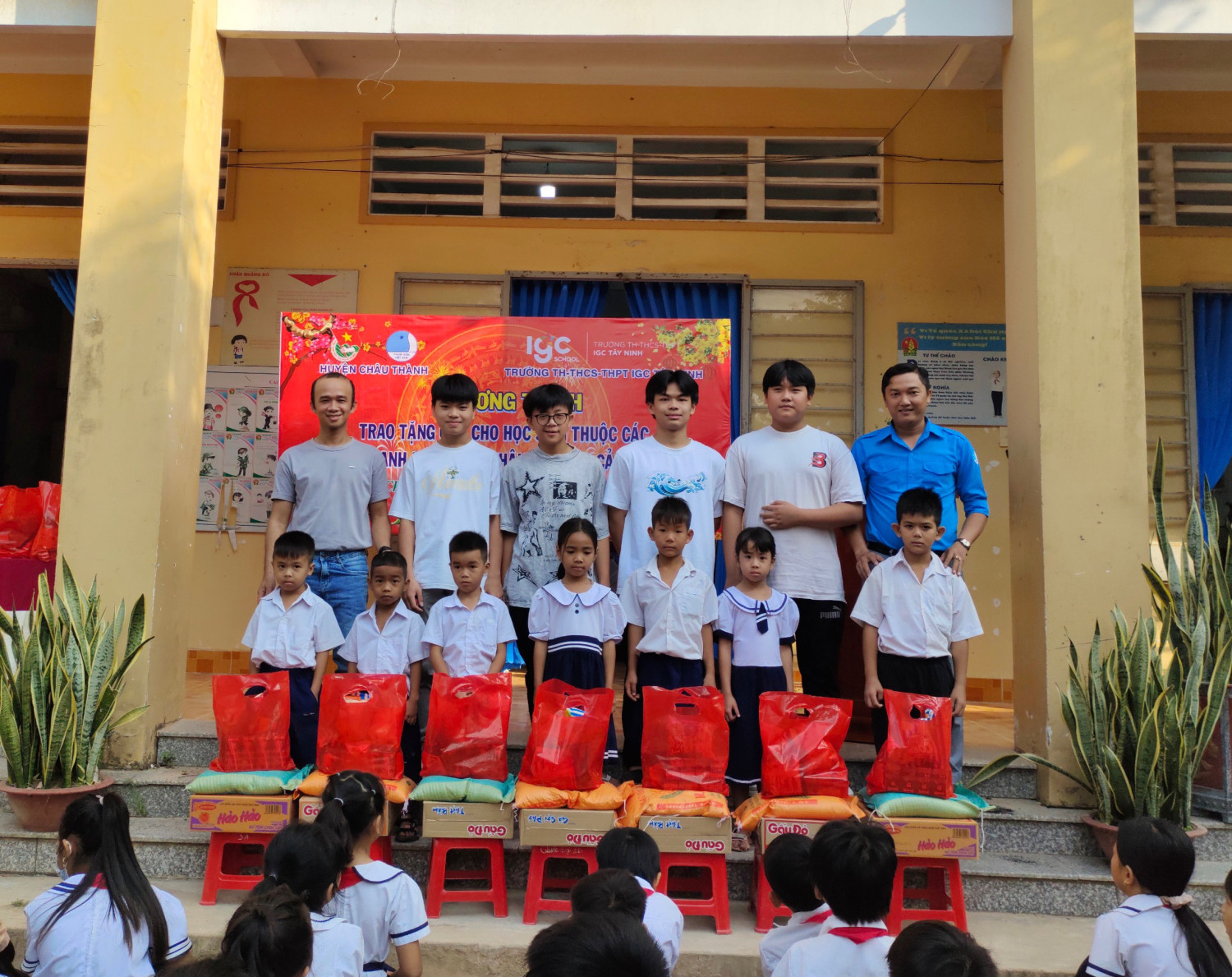 Trường IGC Tây Ninh trao tặng quà tết cho học sinh có hoàn cảnh khó khăn tại xã Long Vĩnh