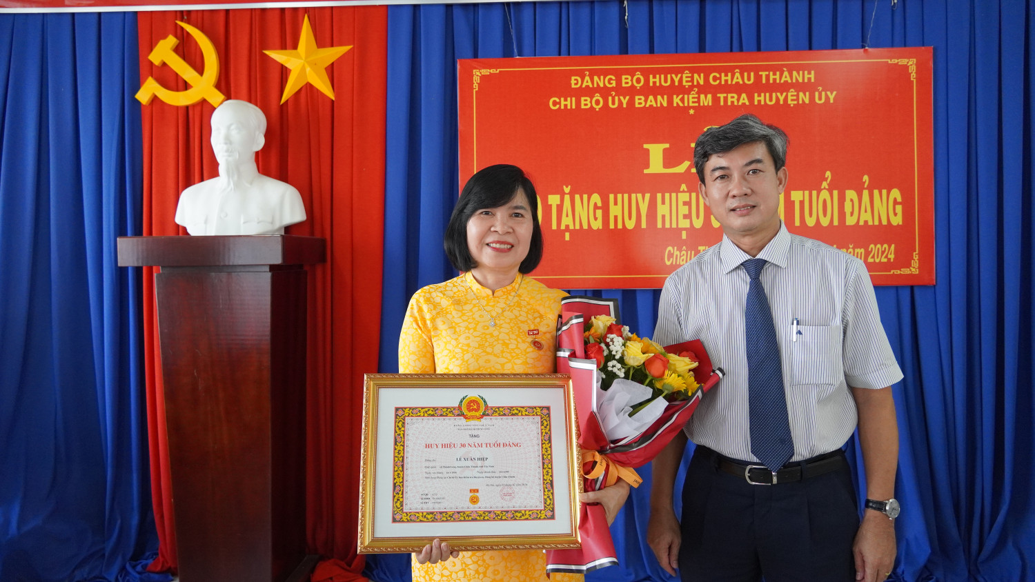 Bí thư Huyện ủy Châu Thành, Trương Văn Hoàn: Trao huy hiệu 30 năm tuổi đảng cho Chủ nhiệm UBKT Huyện ủy