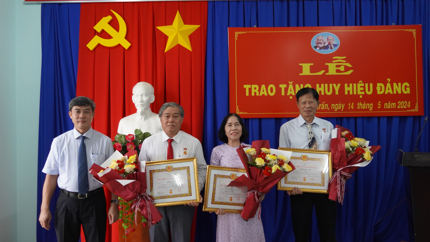 Bí thư Huyện ủy Châu Thành Trương Văn Hoàn: Trao tặng huy hiệu đảng cho các đảng viên