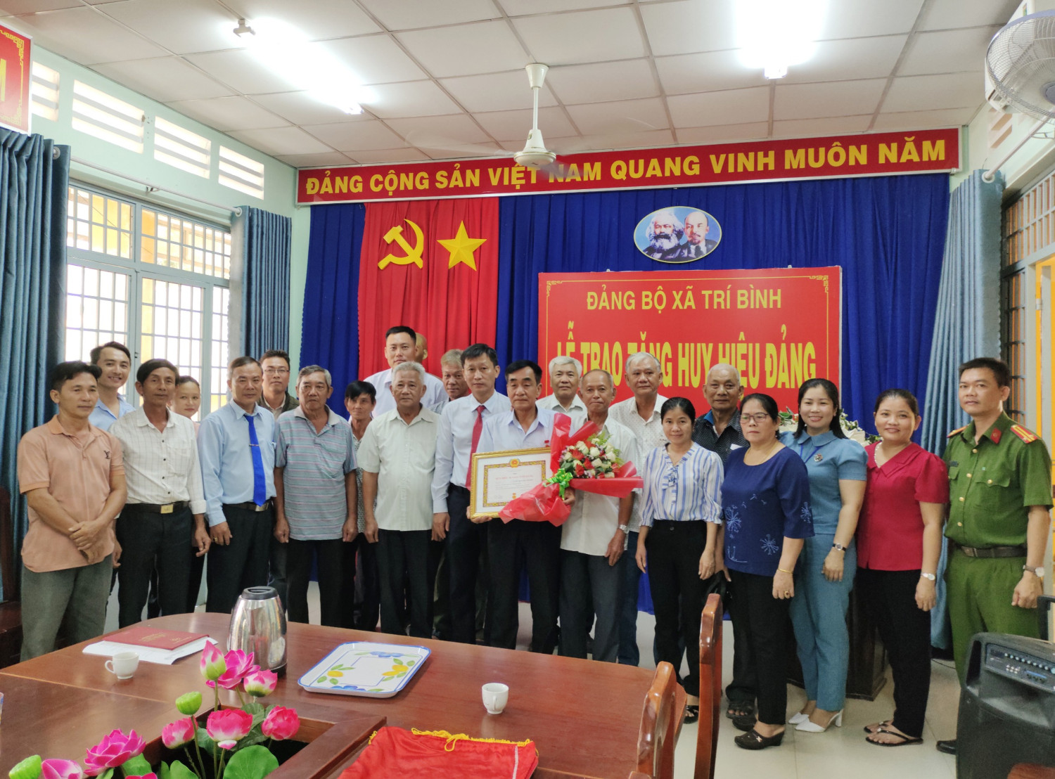 Châu Thành: Trao tặng Huy hiệu 40 năm tuổi Đảng cho đảng viên xã Trí Bình