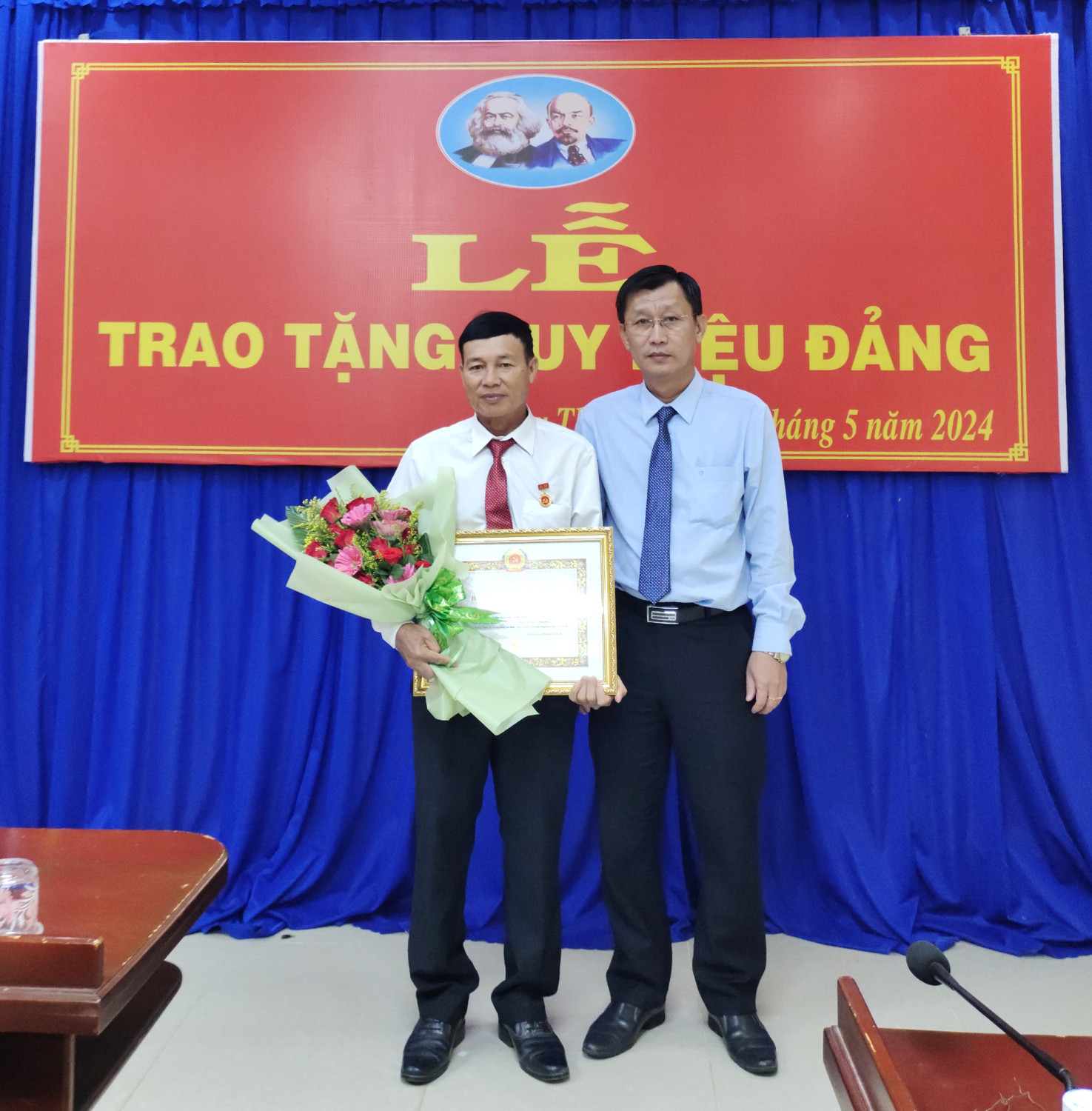 Châu Thành: Trao Huy hiệu 30 năm tuổi đảng cho Phó trưởng Phòng Lao động - Thương binh và Xã hội huyện Châu Thành