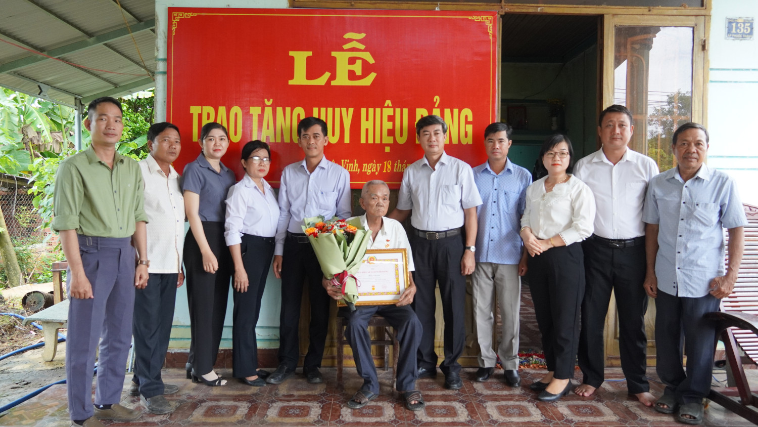 Bí thư Huyện ủy Châu Thành Trương Văn Hoàn trao tặng huy hiệu 60 năm đảng cho đảng viên